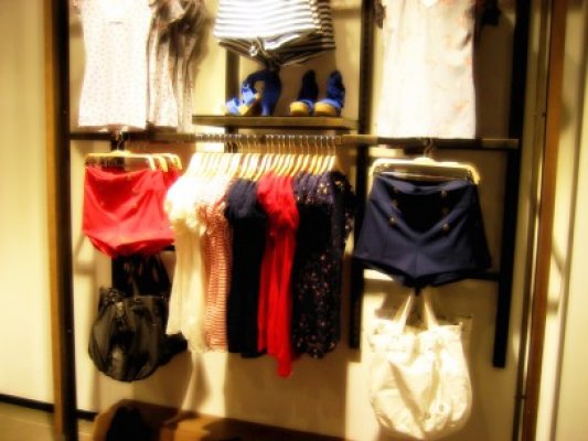 Zara deschide magazine cu îmbrăcăminte ieftină